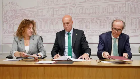 Empleo, bienestar social, vivienda y alquiler social son los pilares de actuación del acuerdo marco suscrito hoy por el Ayuntamiento, la Federación Leonesa de Empresarios, UGT y CCOO para activar el diálogo social en la ciudad de León. Foto: Campillo