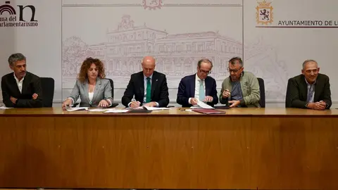 Empleo, bienestar social, vivienda y alquiler social son los pilares de actuación del acuerdo marco suscrito hoy por el Ayuntamiento, la Federación Leonesa de Empresarios, UGT y CCOO para activar el diálogo social en la ciudad de León. Foto: Campillo