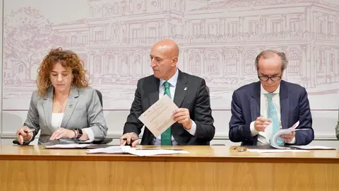 Empleo, bienestar social, vivienda y alquiler social son los pilares de actuación del acuerdo marco suscrito hoy por el Ayuntamiento, la Federación Leonesa de Empresarios, UGT y CCOO para activar el diálogo social en la ciudad de León. Foto: Campillo