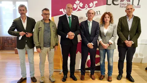 Empleo, bienestar social, vivienda y alquiler social son los pilares de actuación del acuerdo marco suscrito hoy por el Ayuntamiento, la Federación Leonesa de Empresarios, UGT y CCOO para activar el diálogo social en la ciudad de León. Foto: Campillo