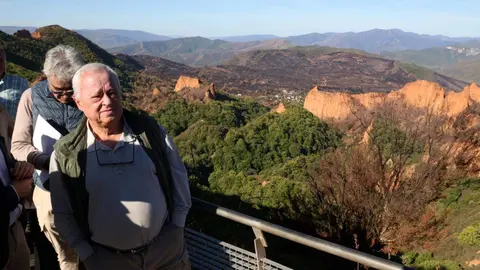 El consejero de Cultura, Turismo y Deporte, Gonzalo Santonja, visita las actuaciones de restauración del Mirador de Orellán, acceso y entorno, en el Espacio Cultural Las Médulas.
