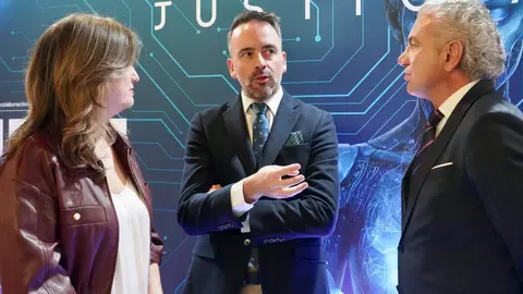 El secretario de Estado de Justicia, Manuel Olmedo Palacios; el delegado del Gobierno, Nicanor Sen; el alcalde de León, José Antonio Diez, y la rectora de la Universidad de León, Nuria González, participan en la inauguración del evento ‘DATA fórum Justicia 2025: El año de la Justicia’. Foto: Campillo