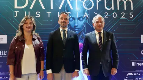 El secretario de Estado de Justicia, Manuel Olmedo Palacios; el delegado del Gobierno, Nicanor Sen; el alcalde de León, José Antonio Diez, y la rectora de la Universidad de León, Nuria González, participan en la inauguración del evento ‘DATA fórum Justicia 2025: El año de la Justicia’. Foto: Campillo