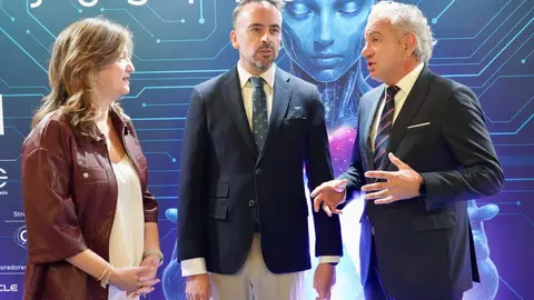 El secretario de Estado de Justicia, Manuel Olmedo Palacios; el delegado del Gobierno, Nicanor Sen; el alcalde de León, José Antonio Diez, y la rectora de la Universidad de León, Nuria González, participan en la inauguración del evento ‘DATA fórum Justicia 2025: El año de la Justicia’. Foto: Campillo