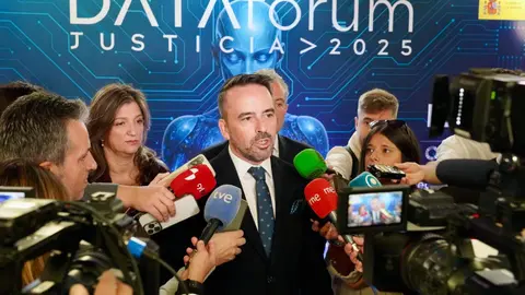 El secretario de Estado de Justicia, Manuel Olmedo Palacios; el delegado del Gobierno, Nicanor Sen; el alcalde de León, José Antonio Diez, y la rectora de la Universidad de León, Nuria González, participan en la inauguración del evento ‘DATA fórum Justicia 2025: El año de la Justicia’. Foto: Campillo
