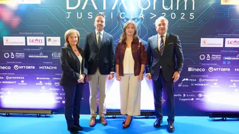 El secretario de Estado de Justicia, Manuel Olmedo Palacios; el delegado del Gobierno, Nicanor Sen; el alcalde de León, José Antonio Diez, y la rectora de la Universidad de León, Nuria González, participan en la inauguración del evento ‘DATA fórum Justicia 2025: El año de la Justicia’. Foto: Campillo