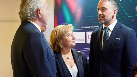 El secretario de Estado de Justicia, Manuel Olmedo Palacios; el delegado del Gobierno, Nicanor Sen; el alcalde de León, José Antonio Diez, y la rectora de la Universidad de León, Nuria González, participan en la inauguración del evento ‘DATA fórum Justicia 2025: El año de la Justicia’. Foto: Campillo