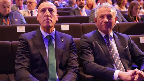 El secretario de Estado de Justicia, Manuel Olmedo Palacios; el delegado del Gobierno, Nicanor Sen; el alcalde de León, José Antonio Diez, y la rectora de la Universidad de León, Nuria González, participan en la inauguración del evento ‘DATA fórum Justicia 2025: El año de la Justicia’. Foto: Campillo