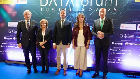 El secretario de Estado de Justicia, Manuel Olmedo Palacios; el delegado del Gobierno, Nicanor Sen; el alcalde de León, José Antonio Diez, y la rectora de la Universidad de León, Nuria González, participan en la inauguración del evento ‘DATA fórum Justicia 2025: El año de la Justicia’. Foto: Campillo