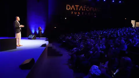 El secretario de Estado de Justicia, Manuel Olmedo Palacios; el delegado del Gobierno, Nicanor Sen; el alcalde de León, José Antonio Diez, y la rectora de la Universidad de León, Nuria González, participan en la inauguración del evento ‘DATA fórum Justicia 2025: El año de la Justicia’. Foto: Campillo