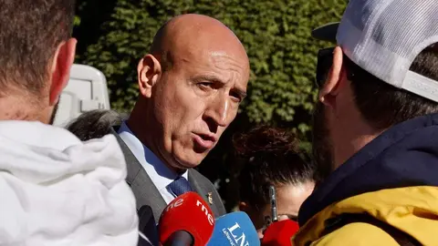 El alcalde de León, José Antonio Diez, atiende a los medios de comunicación durante su visita los nuevos aseos públicos. Foto: Campillo