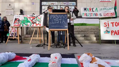 Huelga de estudiantes en León para reclamar el fin del genocidio de Gaza. En la imagen, acto de protesta con lectura de los nombres de niños palestinos muertos en Gaza. Fotos: Campillo