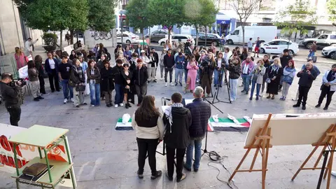 Huelga de estudiantes en León para reclamar el fin del genocidio de Gaza. En la imagen, acto de protesta con lectura de los nombres de niños palestinos muertos en Gaza. Fotos: Campillo