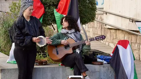 Huelga de estudiantes en León para reclamar el fin del genocidio de Gaza. En la imagen, acto de protesta con lectura de los nombres de niños palestinos muertos en Gaza. Fotos: Campillo