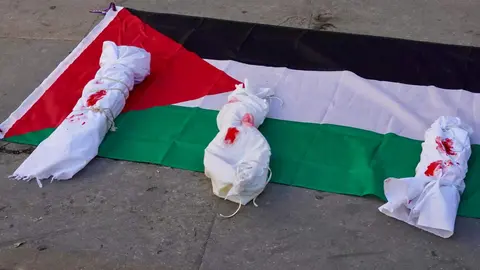 Huelga de estudiantes en León para reclamar el fin del genocidio de Gaza. En la imagen, acto de protesta con lectura de los nombres de niños palestinos muertos en Gaza. Fotos: Campillo