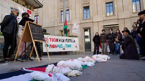 Huelga de estudiantes en León para reclamar el fin del genocidio de Gaza. En la imagen, acto de protesta con lectura de los nombres de niños palestinos muertos en Gaza. Fotos: Campillo