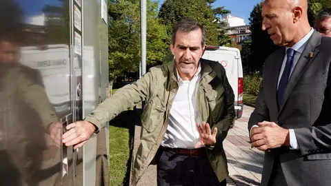 El alcalde de León, José Antonio Diez, visita los nuevos aseos públicos. Foto: Campillo