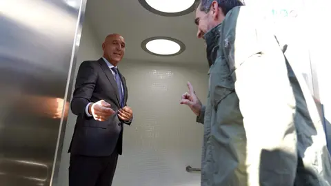 El alcalde de León, José Antonio Diez, visita los nuevos aseos públicos. Foto: Campillo