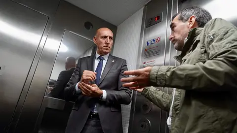 El alcalde de León, José Antonio Diez, visita los nuevos aseos públicos. Foto: Campillo