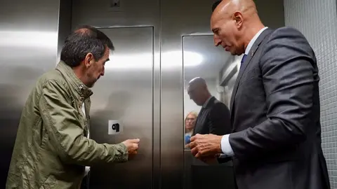 El alcalde de León, José Antonio Diez, visita los nuevos aseos públicos. Foto: Campillo