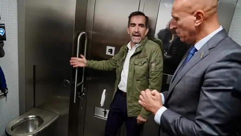 El alcalde de León, José Antonio Diez, visita los nuevos aseos públicos. Foto: Campillo