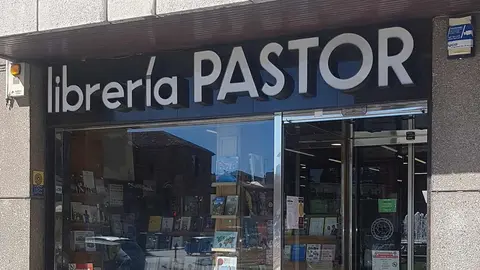 Librería Pastor: 80 años al servicio de los lectores leoneses. El histórico establecimiento de Santo Domingo celebra el 8 de octubre su aniversario con un descuento especial y reivindicando la tradición cultural que inició Jesús Pastor en 1945.