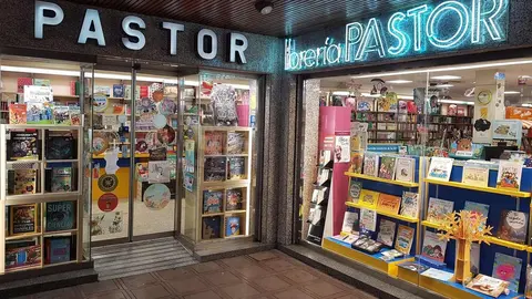 Librería Pastor: 80 años al servicio de los lectores leoneses. El histórico establecimiento de Santo Domingo celebra el 8 de octubre su aniversario con un descuento especial y reivindicando la tradición cultural que inició Jesús Pastor en 1945.