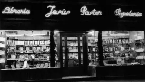 Librería Pastor: 80 años al servicio de los lectores leoneses. El histórico establecimiento de Santo Domingo celebra el 8 de octubre su aniversario con un descuento especial y reivindicando la tradición cultural que inició Jesús Pastor en 1945.