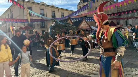 El Mercado Medieval de las Tres Culturas abrió este jueves sus puertas en León con una masiva afluencia de público. Miles de personas acudieron a la inauguración de esta cita ya consolidada en el marco de las fiestas de San Froilán