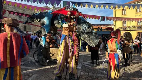 El Mercado Medieval de las Tres Culturas abrió este jueves sus puertas en León con una masiva afluencia de público. Miles de personas acudieron a la inauguración de esta cita ya consolidada en el marco de las fiestas de San Froilán