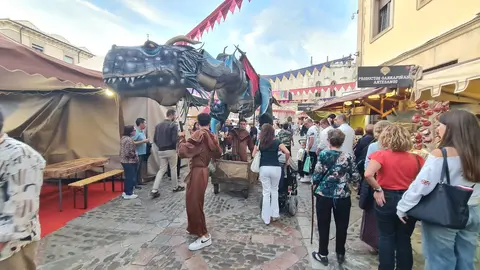 El Mercado Medieval de las Tres Culturas abrió este jueves sus puertas en León con una masiva afluencia de público. Miles de personas acudieron a la inauguración de esta cita ya consolidada en el marco de las fiestas de San Froilán