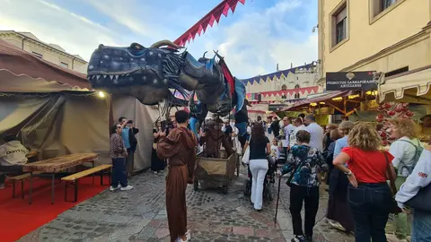 El Mercado Medieval de las Tres Culturas abrió este jueves sus puertas en León con una masiva afluencia de público. Miles de personas acudieron a la inauguración de esta cita ya consolidada en el marco de las fiestas de San Froilán