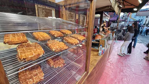 El Mercado Medieval de las Tres Culturas abrió este jueves sus puertas en León con una masiva afluencia de público. Miles de personas acudieron a la inauguración de esta cita ya consolidada en el marco de las fiestas de San Froilán