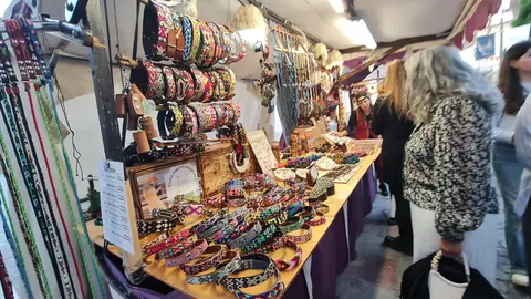 El Mercado Medieval de las Tres Culturas abrió este jueves sus puertas en León con una masiva afluencia de público. Miles de personas acudieron a la inauguración de esta cita ya consolidada en el marco de las fiestas de San Froilán