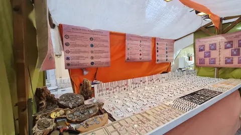 El Mercado Medieval de las Tres Culturas abrió este jueves sus puertas en León con una masiva afluencia de público. Miles de personas acudieron a la inauguración de esta cita ya consolidada en el marco de las fiestas de San Froilán