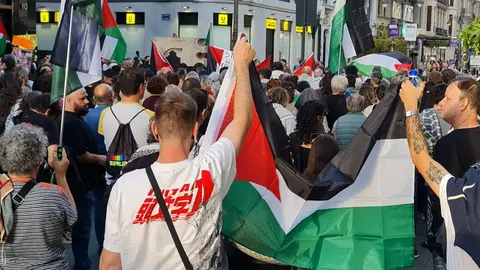Más de 1.500 personas, un numero muy por encima del esperado por los propios convocantes, se reunieron este jueves en León capital para pedir el fin del “genocidio” en Gaza y mostrar su apoyo a la Global Sumud Flotilla.