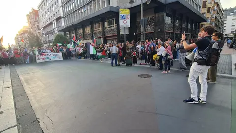 Más de 1.500 personas, un numero muy por encima del esperado por los propios convocantes, se reunieron este jueves en León capital para pedir el fin del “genocidio” en Gaza y mostrar su apoyo a la Global Sumud Flotilla.
