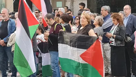 Más de 1.500 personas, un numero muy por encima del esperado por los propios convocantes, se reunieron este jueves en León capital para pedir el fin del “genocidio” en Gaza y mostrar su apoyo a la Global Sumud Flotilla.