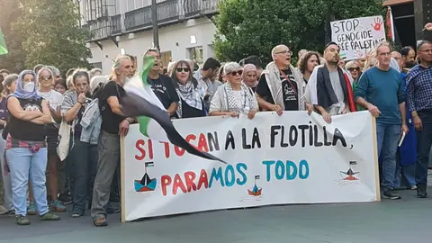 Más de 1.500 personas, un numero muy por encima del esperado por los propios convocantes, se reunieron este jueves en León capital para pedir el fin del “genocidio” en Gaza y mostrar su apoyo a la Global Sumud Flotilla.