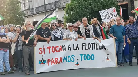Más de 1.500 personas, un numero muy por encima del esperado por los propios convocantes, se reunieron este jueves en León capital para pedir el fin del “genocidio” en Gaza y mostrar su apoyo a la Global Sumud Flotilla.