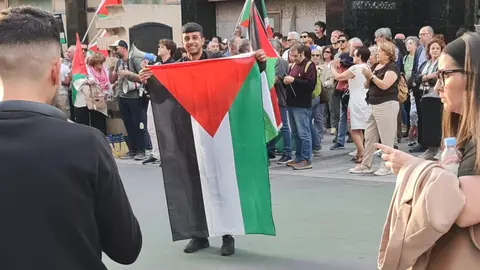 Más de 1.500 personas, un numero muy por encima del esperado por los propios convocantes, se reunieron este jueves en León capital para pedir el fin del “genocidio” en Gaza y mostrar su apoyo a la Global Sumud Flotilla.