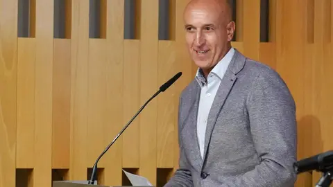 La consejera ejecutiva de la Cultural y Deportiva Leonesa, Natichu Alvarado, recogió este jueves el III Premio Mujer Leonesa 2025 que concede Onda Cero León. Foto: Campillo