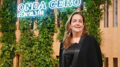 La consejera ejecutiva de la Cultural y Deportiva Leonesa, Natichu Alvarado, recogió este jueves el III Premio Mujer Leonesa 2025 que concede Onda Cero León. Foto: Campillo