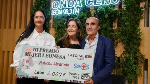 La consejera ejecutiva de la Cultural y Deportiva Leonesa, Natichu Alvarado, recogió este jueves el III Premio Mujer Leonesa 2025 que concede Onda Cero León. Foto: Campillo