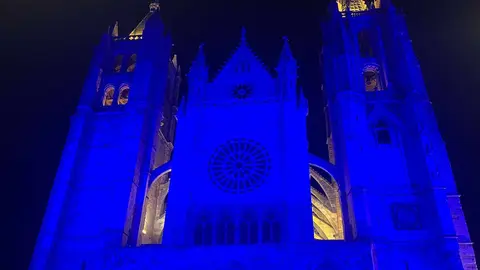 La noche de este jueves dejó una imagen insólita en la Plaza de Regla: la Catedral de León lució iluminada con un intenso azul celeste que sorprendió a todos los presentes. Fotos: Marga Calvo | A.F. Reca