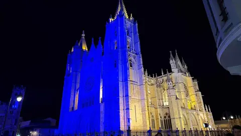 La noche de este jueves dejó una imagen insólita en la Plaza de Regla: la Catedral de León lució iluminada con un intenso azul celeste que sorprendió a todos los presentes. Fotos: Marga Calvo | A.F. Reca