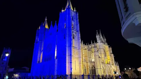 La noche de este jueves dejó una imagen insólita en la Plaza de Regla: la Catedral de León lució iluminada con un intenso azul celeste que sorprendió a todos los presentes. Fotos: Marga Calvo | A.F. Reca