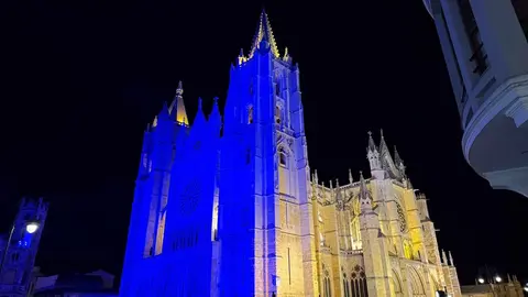 La noche de este jueves dejó una imagen insólita en la Plaza de Regla: la Catedral de León lució iluminada con un intenso azul celeste que sorprendió a todos los presentes. Fotos: Marga Calvo | A.F. Reca