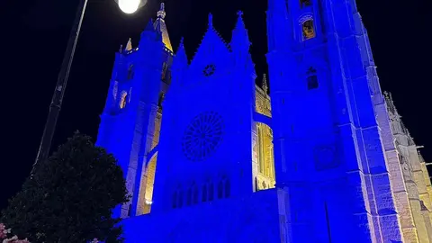 La noche de este jueves dejó una imagen insólita en la Plaza de Regla: la Catedral de León lució iluminada con un intenso azul celeste que sorprendió a todos los presentes. Fotos: Marga Calvo | A.F. Reca