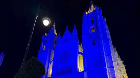 La noche de este jueves dejó una imagen insólita en la Plaza de Regla: la Catedral de León lució iluminada con un intenso azul celeste que sorprendió a todos los presentes. Fotos: Marga Calvo | A.F. Reca